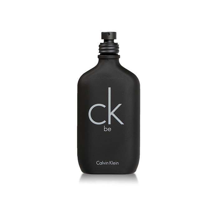 Calvin Klein CK Be • Eau de Toilette • 100 ml Gli accordi iniziali sono freschi e piacevolmente aromatici allo stesso tempo. Vi si mescolano perfettamente il succoso bergamotto, il mandarino e la menta con l'elegante lavanda, le note verdi e le bacche di ginepro. Le essenze floreali di magnolia, gelsomino, fresia e orchidee sono integrate nel cuore della composizione dalla pesca dolce. La coda nasconde legni caldi, ambra, vaniglia, muschio e mirra dolce.