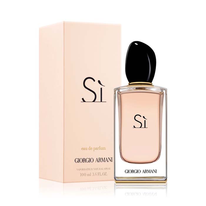 L’eau de parfum da donna Armani Sì nasconde in sé la definizione perfetta dell’essenza del buon gusto italiano. Il profumo è stato creato per tutte le rappresentanti eleganti e carismatiche del gentil sesso. La combinazione di toni floreali di ribes nero e fresia scatenerà in te una sinfonia di emozioni che ti farà dire sì alla libertà, ai sogni, all’amore e a te stessa.
