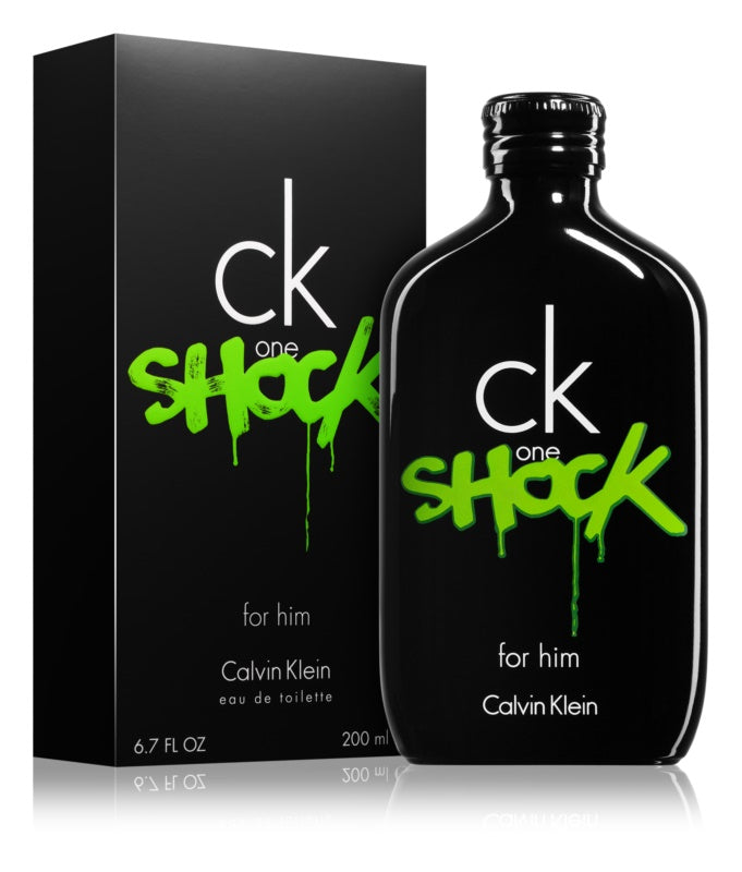 Non aver paura di distinguerti dalla massa e mostrare il tuo spirito avventuroso senza freni. L’eau de toilette da uomo Calvin Klein CK One Shock è per uomini spontanei che sono sempre aperti alle nuove opportunità.