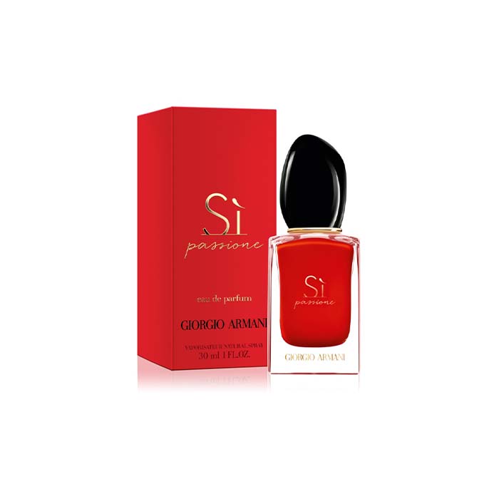 Armani Sì Passione • Eau de parfum • 30 ml da donna Il profumo fa risaltare inizialmente il nettare del ribes nero unito alla pera frizzante. La combinazione raffinata di vaniglia calda, di delicati fiori di rose, di gelsomino e dell’originale eliotropio crea una fragranza sensuale fruttato-floreale che rappresenta il contrasto tra la forza e la sensibilità femminile. Il cuore della fragranza è dedicato al legno caldo di cedro e all’Orcanox™ legnoso, che conferisce carattere e maturità al profumo.