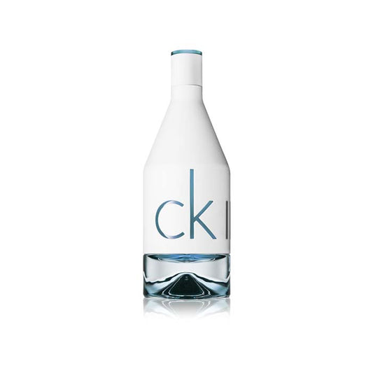 Calvin Klein CK IN2U • Eau de Toilette • 100 ml da uomo È unico, originale, non segue le regole stabilite e non finge: così è l’uomo a cui è destinata l’eau de toilette Calvin Klein CK IN2U. Le sue insolite note fresche ti accompagneranno ogni giorno, a prescindere da ciò che ti accadrà. E le donne intorno a te non resteranno indifferenti.