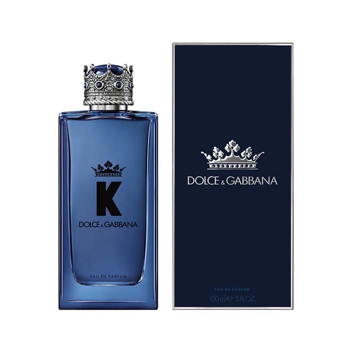 Ogni uomo moderno nasconde in sé un re e l’eau de parfum da uomo Dolce & Gabbana K by Dolce & Gabbana è la chiave del suo cuore. Questo profumo magnetico incarna l’uomo che sceglie la propria strada andando incontro al destino e mette perfettamente in risalto il carattere passionale e determinato di chi lo usa. sensuale profumo legnoso e virile con note speziate erede più intenso del profumo K by Dolce & Gabbana presentato nel 2020.