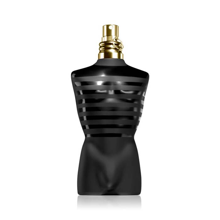 Stanno chiamando te perché l’eau de parfum Jean Paul Gaultier Le Male Le Parfum che si diffonde dal tuo corpo ha svelato a tutti che quello che hanno davanti un vero e proprio capitano!  Il profumo orientale legnoso avvolgerà anche te in quell’aura di virilità che circonda i comandanti in uniforme dalla forte personalità.