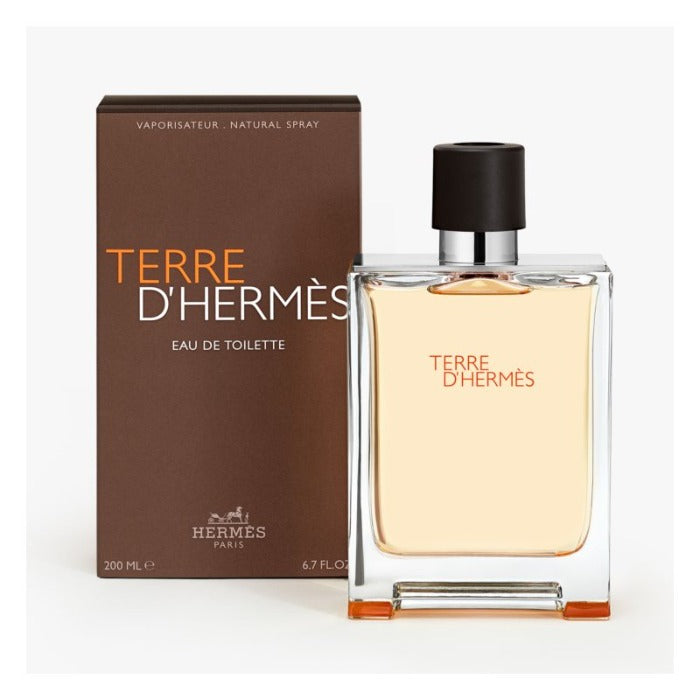 Ottieni la forza pura e l’energia che la fragranza da uomo Terre d’Hermès prende da tutti gli elementi naturali e diventa irresistibile.  Questa composizione fragrante ti avvolge in note legnose e speziate che non lasceranno indifferenti i tuoi sensi. Prova tu stesso il profumo del lusso.