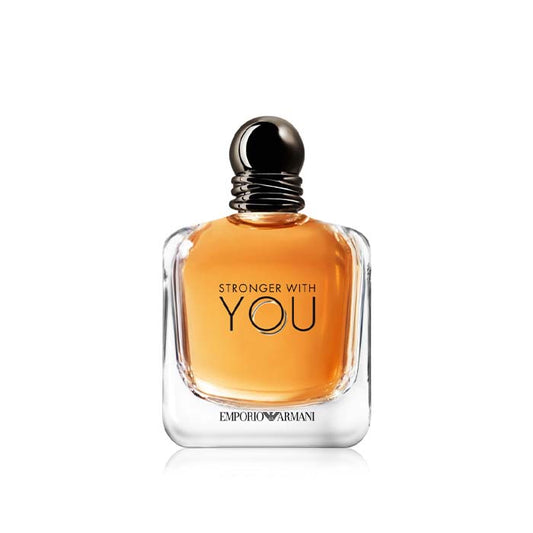 Armani Emporio Stronger With You • Eau de Toilette • 100 ml da uomo senza scatola L’eau de toilette sorprende per la sua originalità e fin dall’inizio si percepisce che si tratta di una fragranza senza tempo. Nelle note di testa si sente chiaramente una miscela di cardamomo, pepe rosa e foglie di violetta. Nel cuore olfattivo della fragranza regna la salvia, che simboleggia l’eterna giovinezza. 