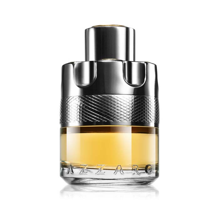 Azzaro Wanted • Eau de toilette • 100 ml per uomo L’apertura del profumo è dominata da un’esplosione rinfrescante di limone arricchita dalla menta scintillante, dallo zenzero e dalla lavanda inebriante. Il cuore energizzante dell’eau de toilette ti conquisterà con l’intenso cardamomo, il virile ginepro e le succulente essenze di mela. In chiusura sentirai i legni cocenti, l’aroma eccitante del vetiver di Haiti e le dolci fave di tonka.