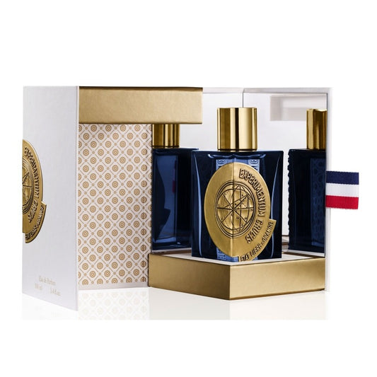 Experimentum Crucis di Etat Libre d'Orange è una fragranza del gruppo Legnoso Aromatico unisex. Le note di testa sono Cumino, Mela e Litchi; le note di cuore sono Rosa, Gelsomino e Miele; le note di base sono Akigalawood, Patchouli e Muschio