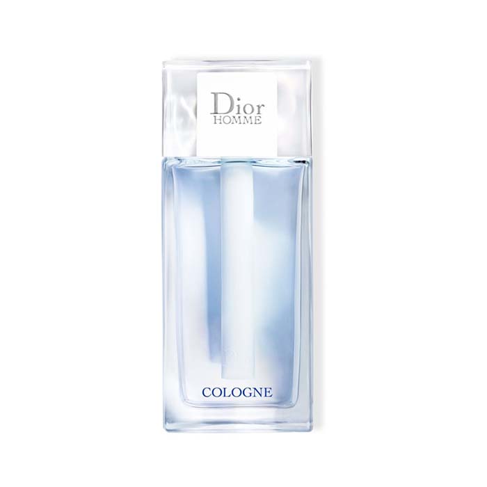 Dior Homme rivisita la sua Cologne intorno al fiore di pompelmo per ottenere una freschezza pura e radicale. Il suo sillage avvolgente possiede il fascino disinvolto e senza tempo di una camicia bianca. Uno stile che non lascia spazio all’ostentazione. L’eleganza della semplicità con un profumo delicato, soltanto per sé. Espressiva quanto un’Eau de Parfum e, al contempo, incredibilmente eterea,