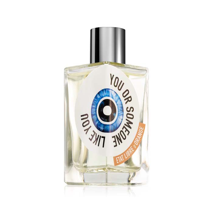 Lasciati avvolgere in un profumo che si fonderà meravigliosamente con te e diventerà la tua nuova firma. L’eau de parfum unisex Etat Libre d’Orange You Or Someone Like You ti conquisterà subito al primo fiuto e non smetterà mai di sorprenderti.